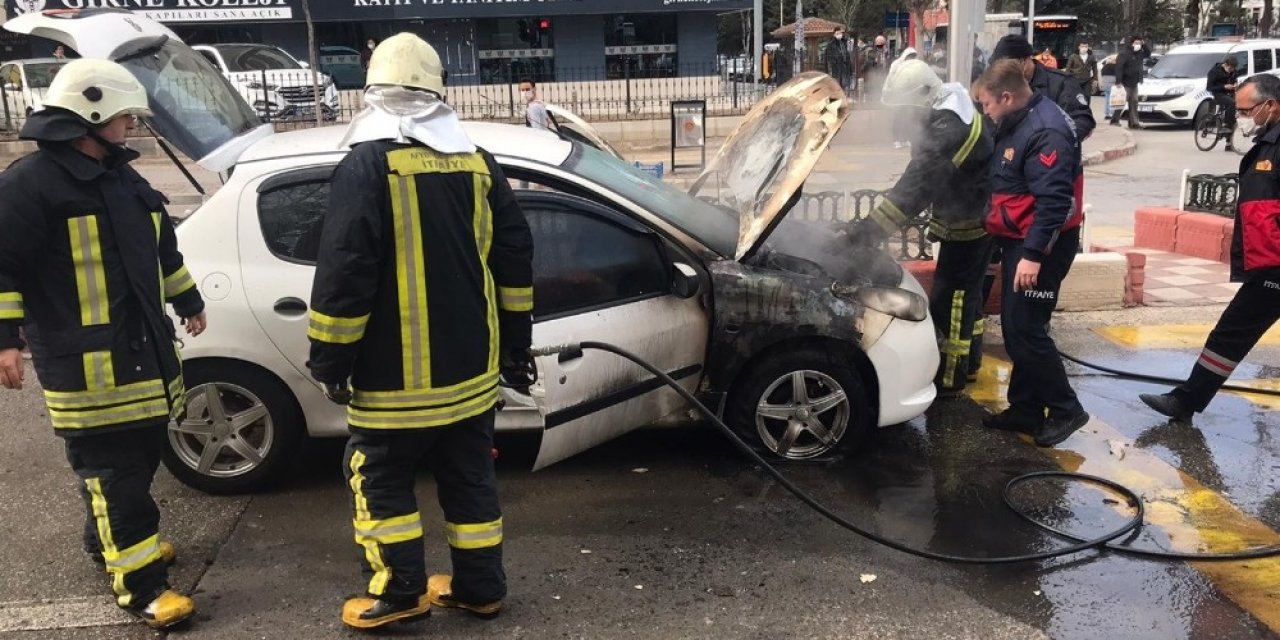 Seyir halinde alev alev yanan aracın sürücüsü son anda kurtuldu
