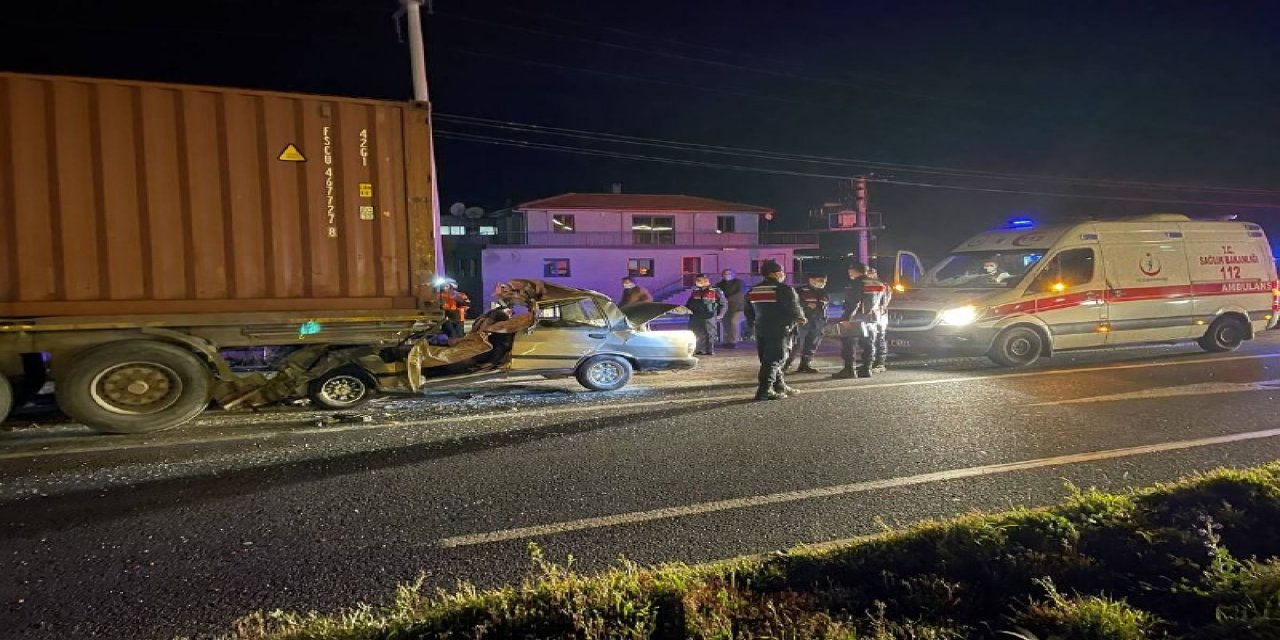 Kemalpaşa'da otomobil tıra arkadan çarptı! Sürücüsü öldü