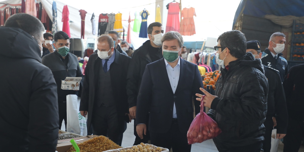 Kırmızı kategorideki Aksaray'da Vali Aydoğdu pazarda hem alışveriş hem uyarı yaptı