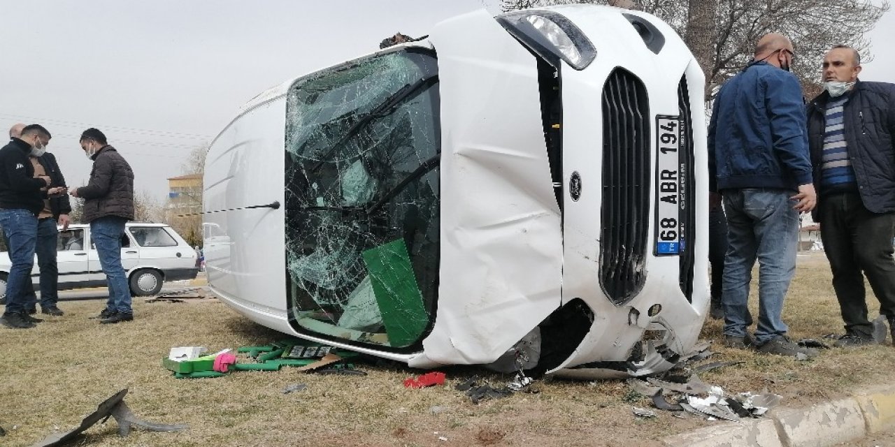 Otomobille çarpışan ticari araç refüjde takla attı! 3 yaralı