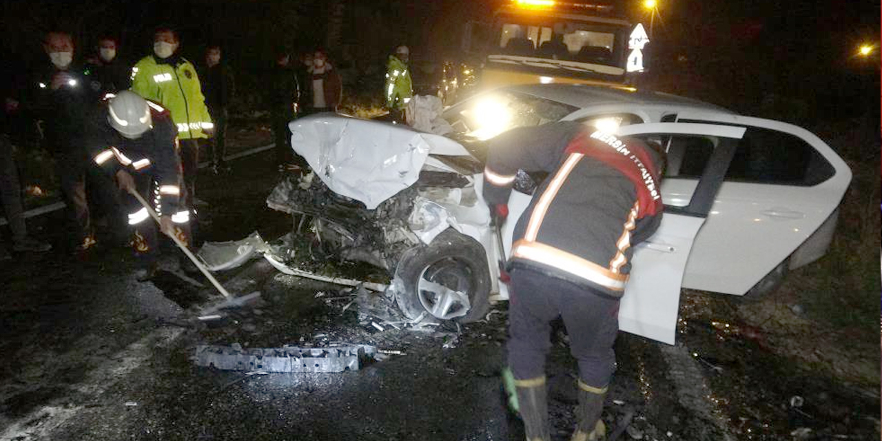 Otomobiller kafa kafaya çarpıştı! 3 yaralı   