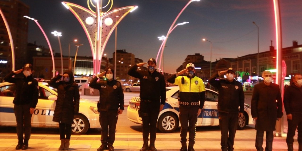 Aksaray cadde ve sokaklarında İstiklal Marşı yankılandı