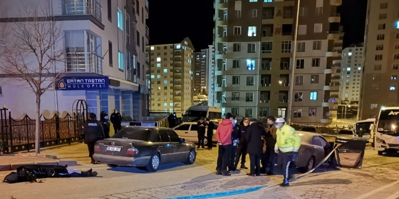 Servis minibüsü iki otomobille çarpıştı! 1 ölü 2'si ağır 5 yaralı