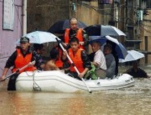 1072 kişi sel kurbanı oldu
