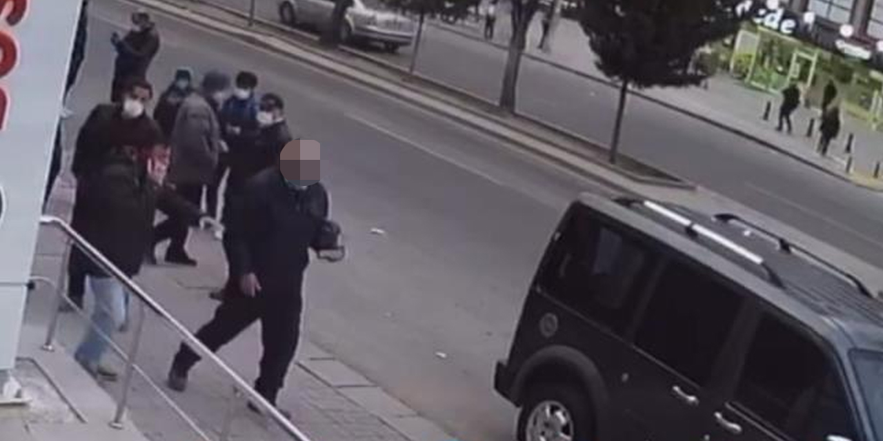 Zincir markette kız çocuğuna taciz iddiası! Yaşlı adamın kaçışı kameraya yakalandı