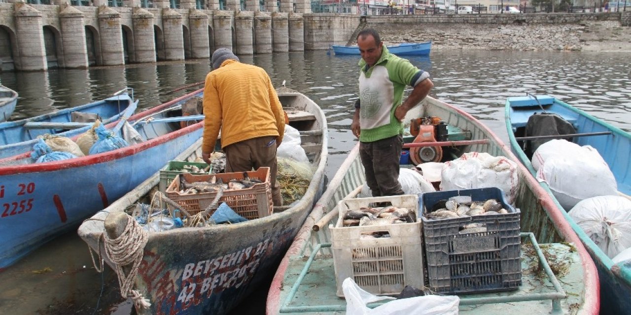 Türkiye'de av yasakları başladı! Beyşehirli avcılar teknelerini demirledi