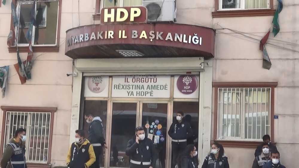 Diyarbakır'da annelerin direnişi sürüyor! HDP’liler binayı terk etti