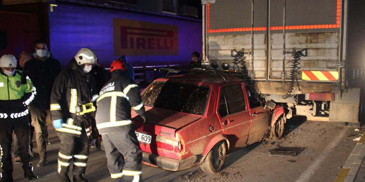 Kamyonun altına giren otomobilde sıkıştı!