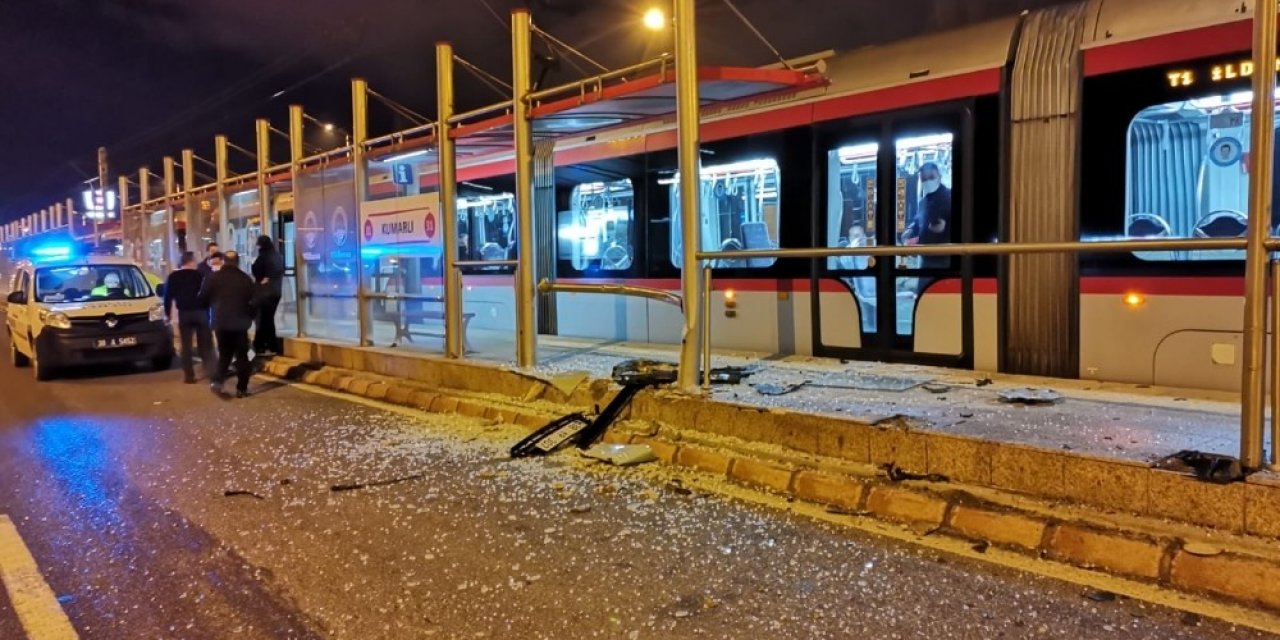 Çarpışan araçlar tramvay durağına savruldu! Camlar tuz buz oldu