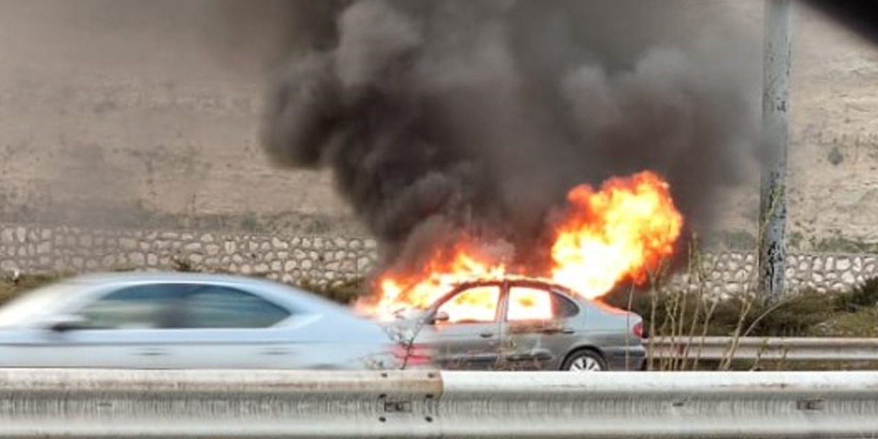 Adana-Pozantı otoyolunda seyir halindeki otomobil alev alev yandı