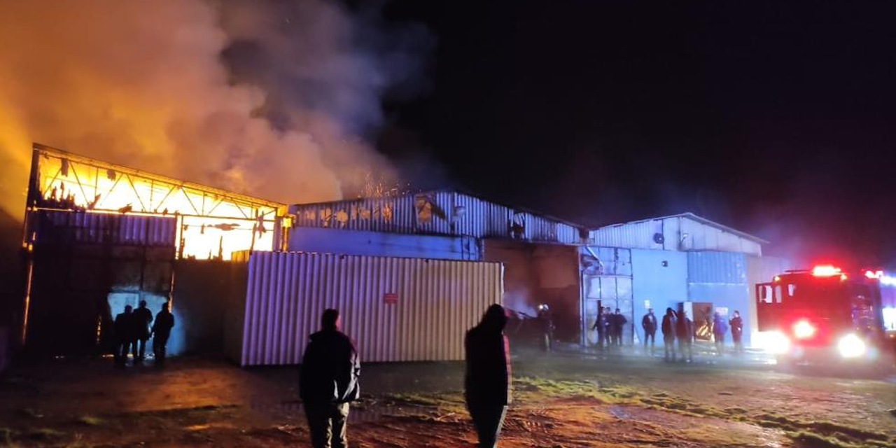 Alev alev yanan karton fabrikası küle döndü 