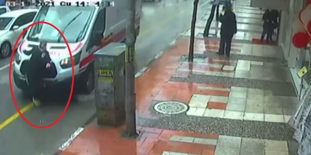 Ambulansın çarptığı down sendromlu şahıs metrelerce sürüklendi