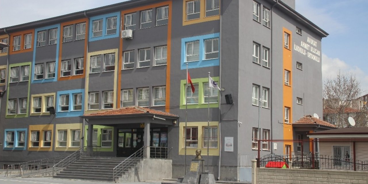 Vakaların hızla arttığı ilkokulda uzaktan eğitim kararı alındı
