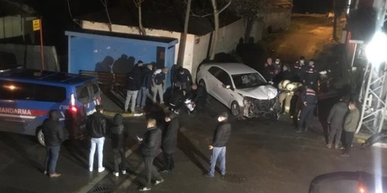 Elektrik direğine çarparak savrulan araçta feci ölüm!