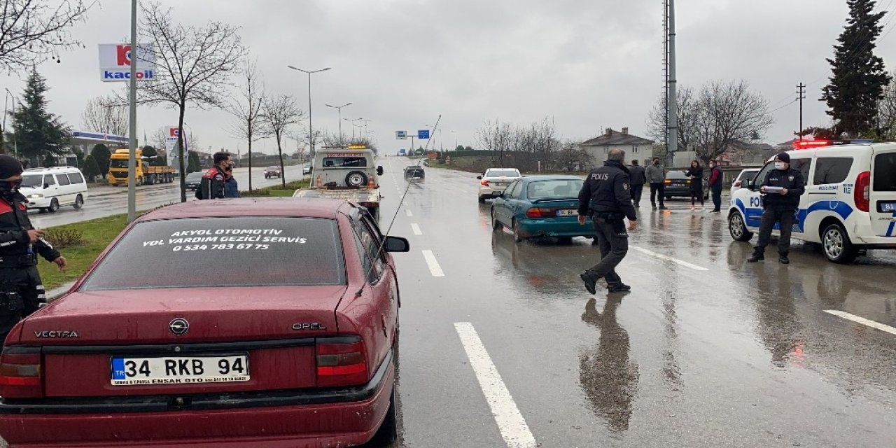 Yaya geçidinden bisikletiyle geçen adama otomobil çarptı
