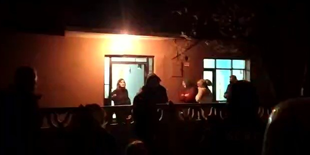 Kız kardeşi ve yeğenlerini döven adamı mahallelinin elinden polis kurtardı