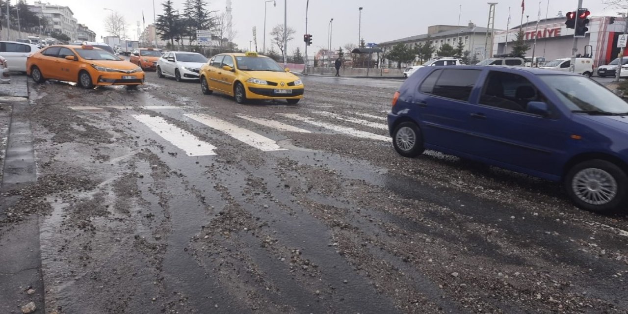 Ankara'da sağanak yağış ve dolu zor anlar yaşattı
