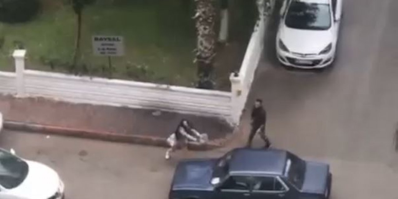 Bu adam ne yapıyor? Arabanın ön camını tuzla buz etti