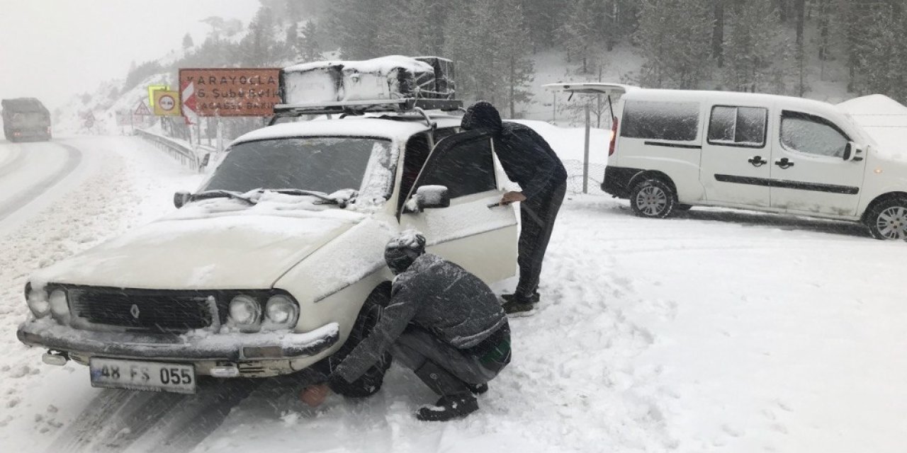 Yoğun kar ve sis Konya - Antalya yolunda ulaşımı aksattı