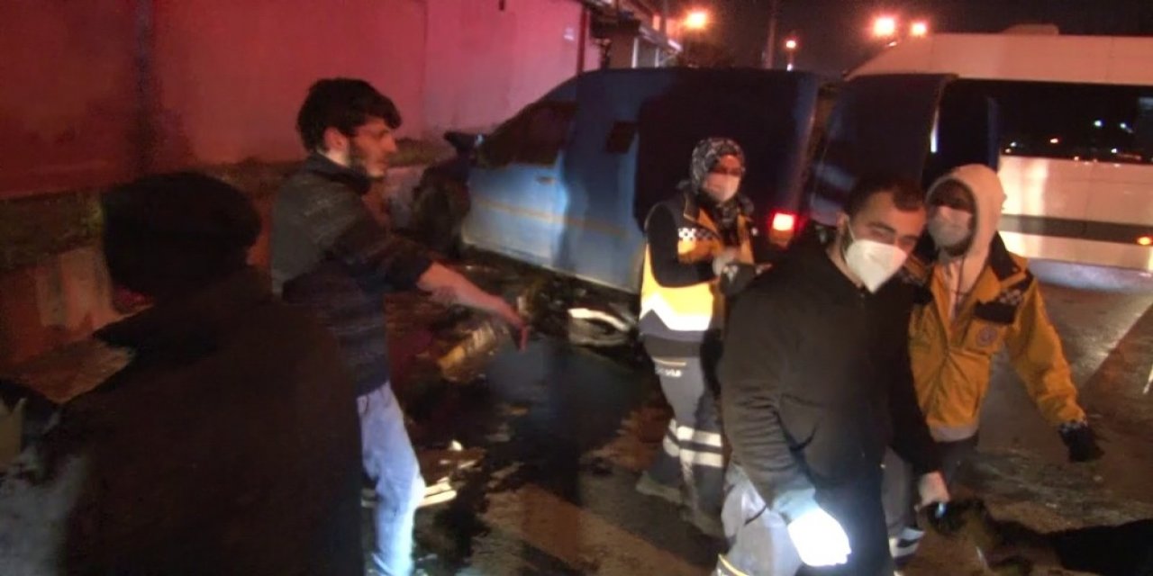 Alkollü gençler kısıtlamayı deldi! Servis minibüsüyle kafa kafa çarpıştılar