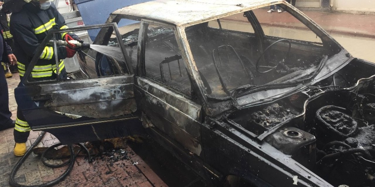 Herşey bir anda oldu! Araç sahibi söndüremedi itfaiye devreye girdi