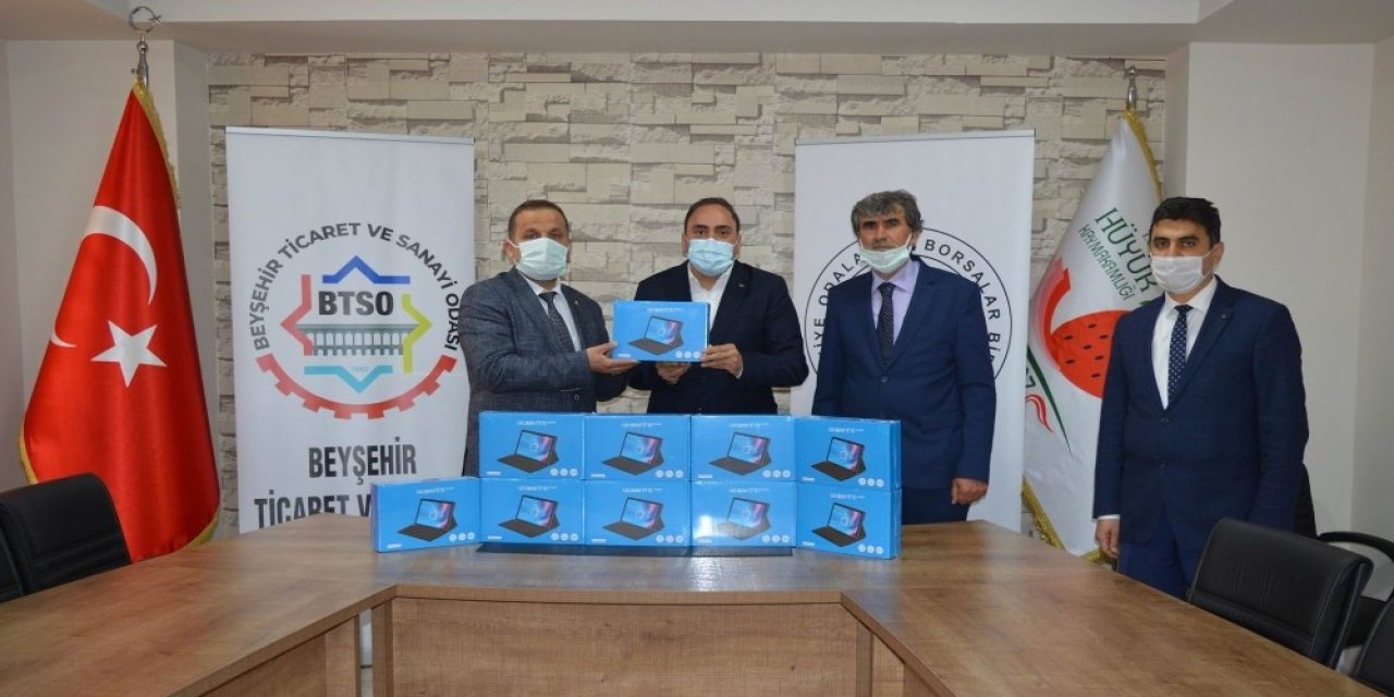 Hüyüklü öğrencilere 10 tablet hediyesi