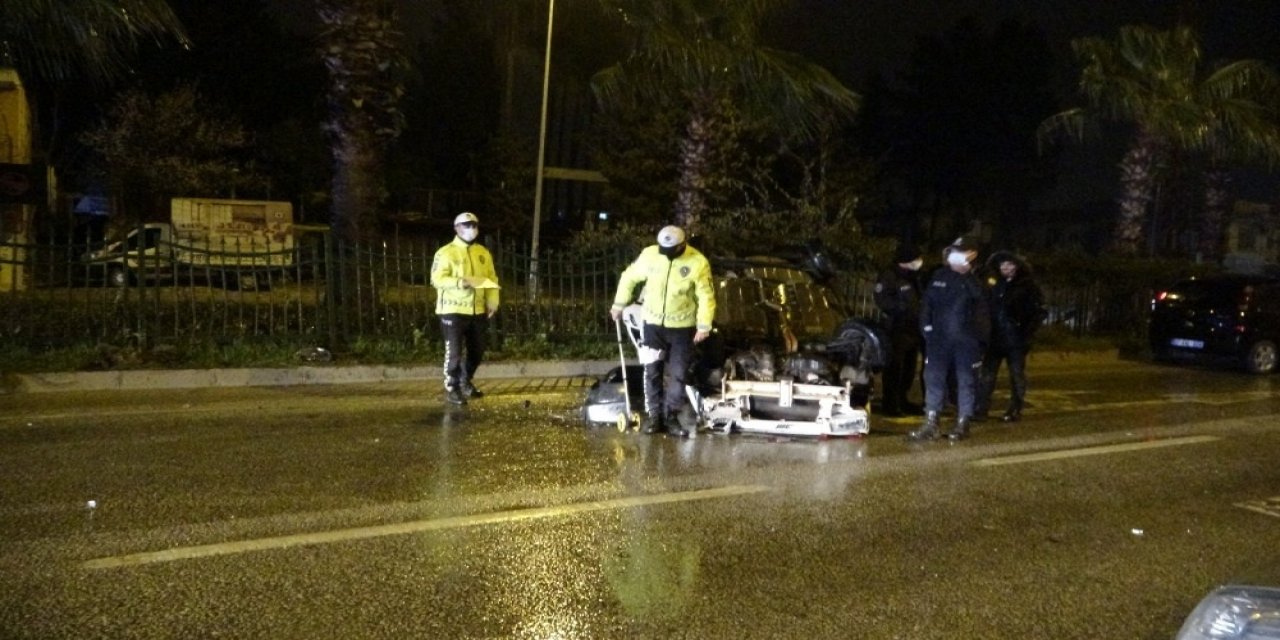 Kontrolden çıkan araç iki otomobile çarpıp takla attı!