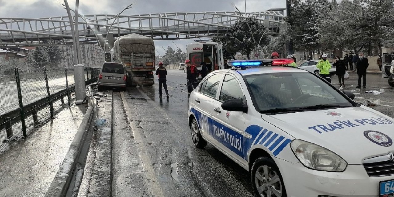 Konya plakalı aracın da karıştığı iki zincirleme kazada 5 kişi yaralandı
