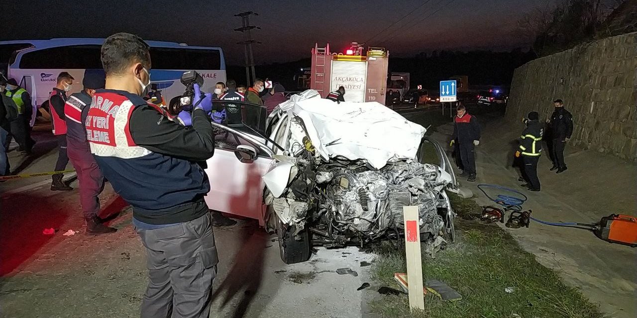 Yolcu otobüsü ile otomobil kafa kafaya çarpıştı! 3 ölü 1'i ağır 11 yaralı