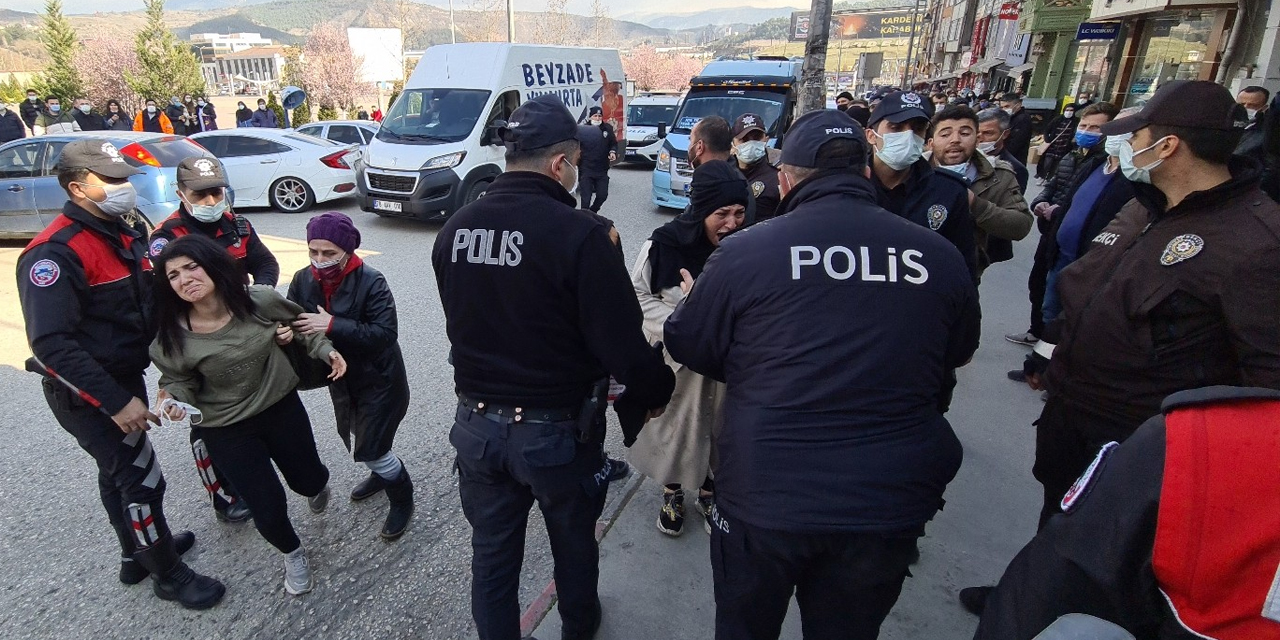 Kovid denetiminde kimlik soran polislere su ve tabureyle saldırdılar