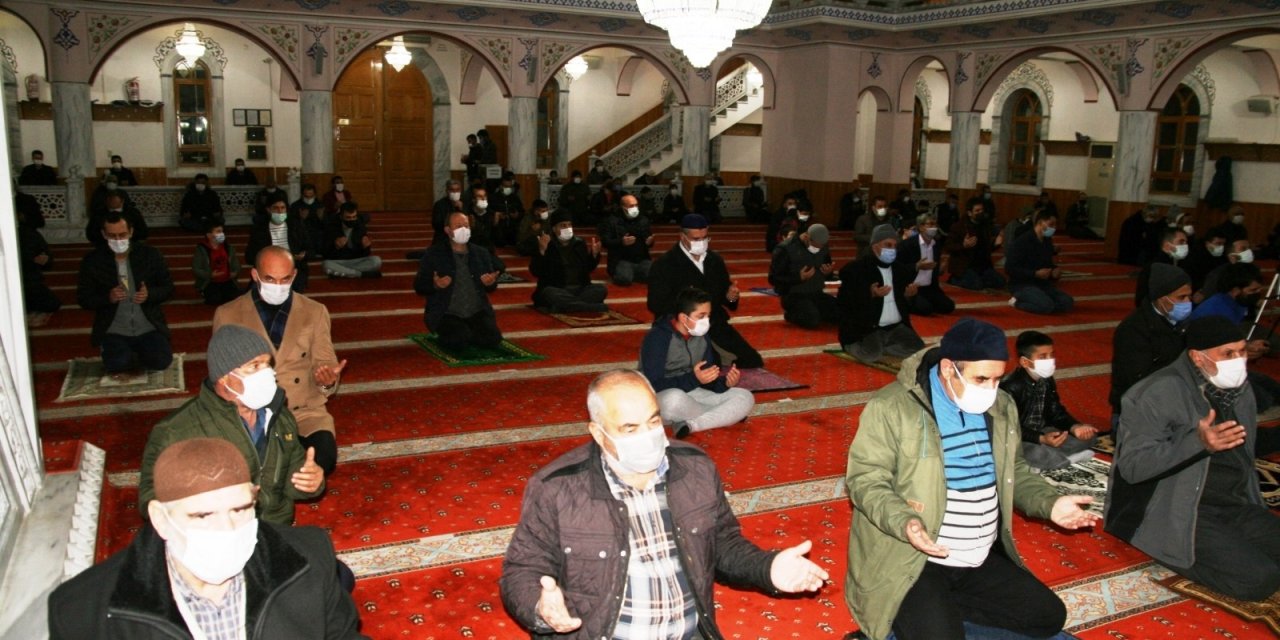 Kulu Merkez Camii'nde Berat Kandili dualarla idrak edildi