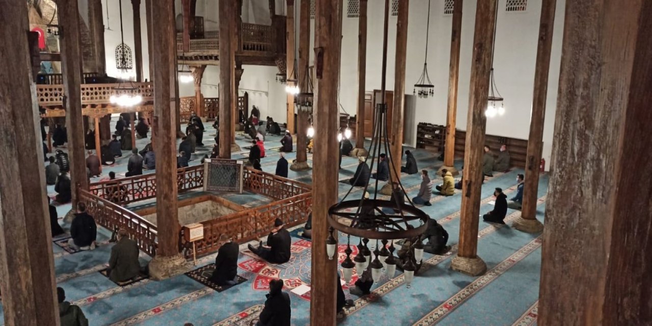 Beyşehir Eşrefoğlu Camii'nde Berat huzuru