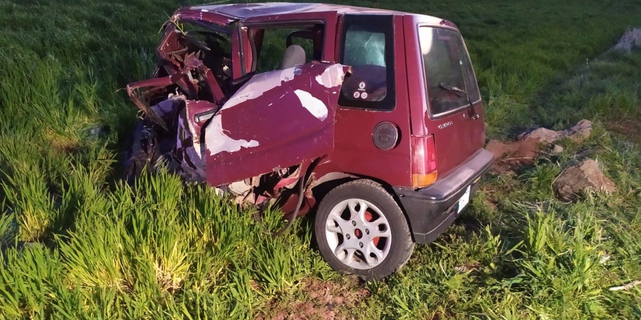 Kafa kafaya çarpıştılar araçlardan birisi yarıya indi