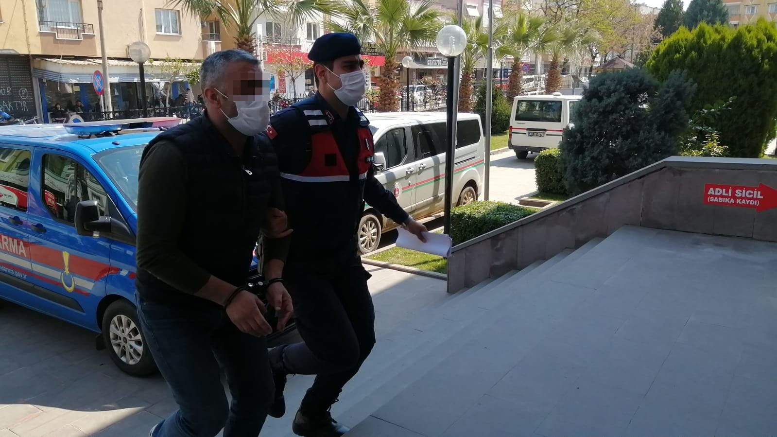 Devriye atan jandarma göçmen kaçakçısına denkgeldi