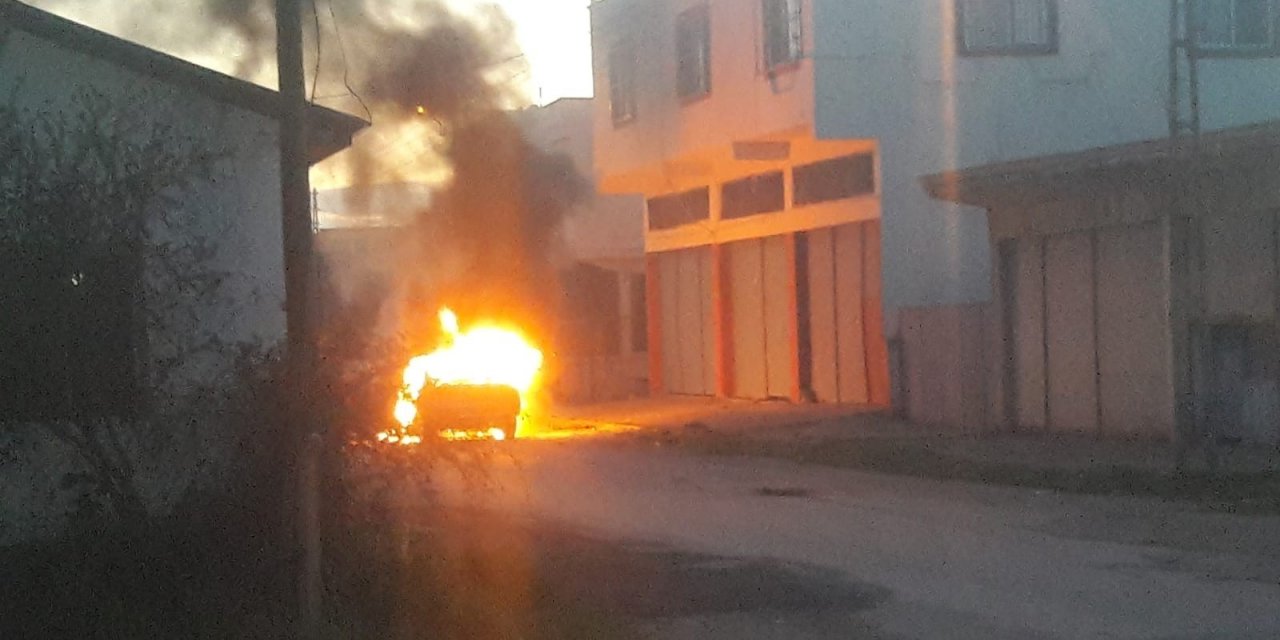Motoru alev alan araç mahallede korku dolu anlar yaşattı!