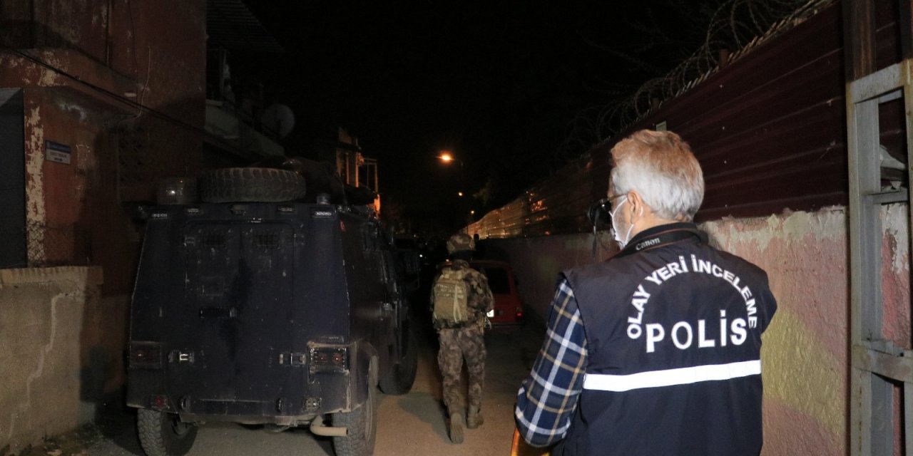 Kalaşnikofla eve ateş açan saldırganlar kıskıvrak yakalandı!