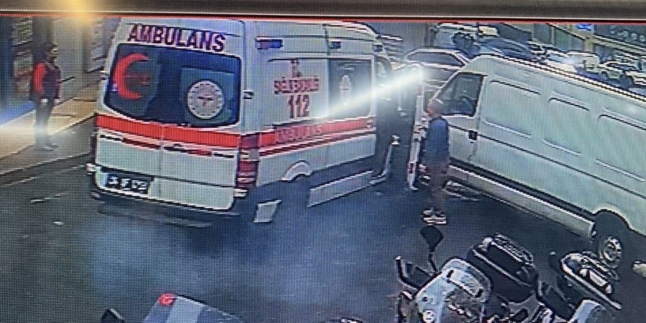 Yokuş aşağı hızla vakaya giden ambulans minibüsle çarpıştı!