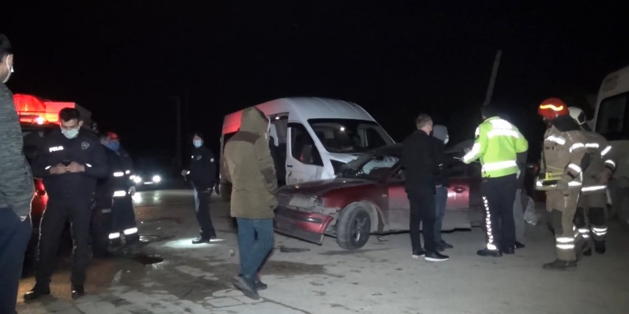 Debriyaj aksamı arızalanan otomobil servis minibüsü ile çarpıştı! 3 yaralı