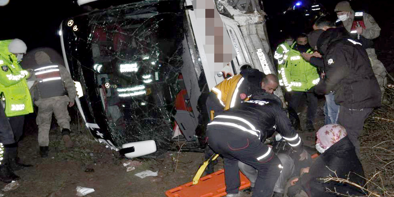Yolcu otobüs tarlaya uçarak yan yattı! 39 yaralı   