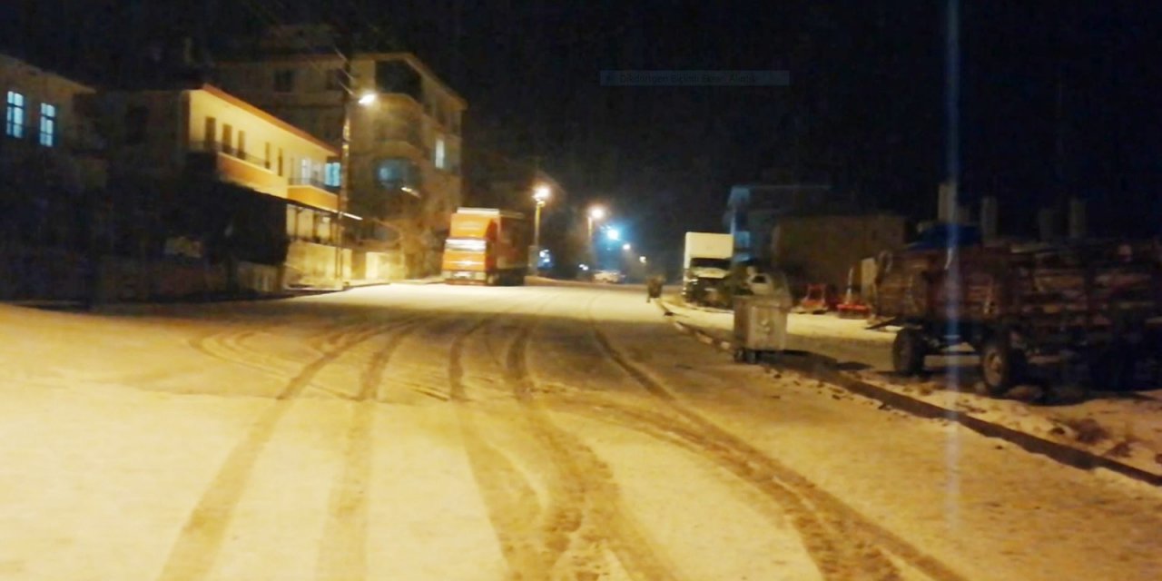 Gece başlayan kar Güzelyurt'u beyaza bürüdü