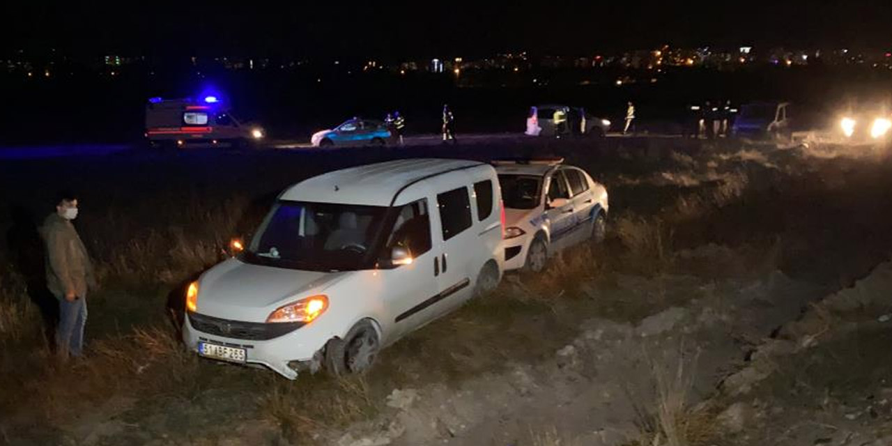 Kısıtlamada 'dur' ihtarına uymayan alkollü sürücü ve iki ekip otosu tarlaya uçtu