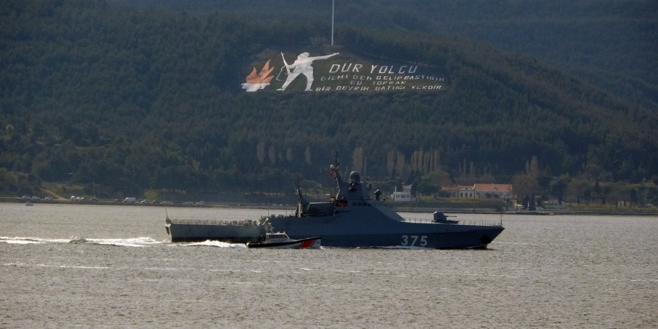 Çanakkale Boğazı’ndan geçen Rus savaş gemisine sahil güvenlik eşlik etti