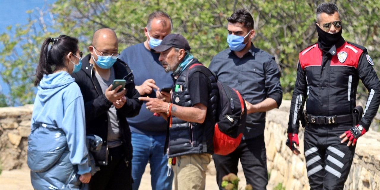 Cüzdanları çalındı! Dil bilmeyen Çinli turistler dertlerini böyle anlattı
