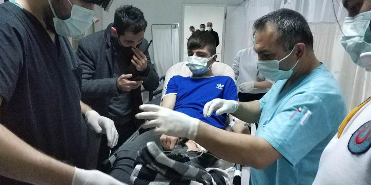 Parkta bıçaklı saldırı! 17 yaşındaki genç bacağından bıçaklandı