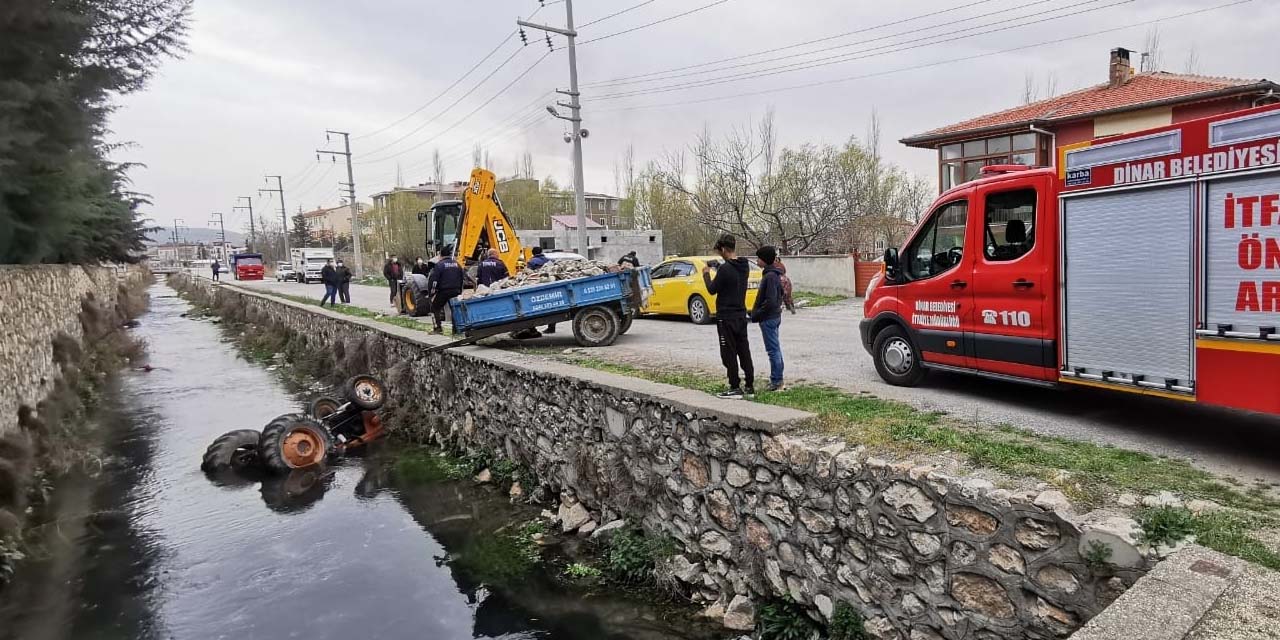 Römorku kopan traktör sürücüsüyle birlikte nehre düştü