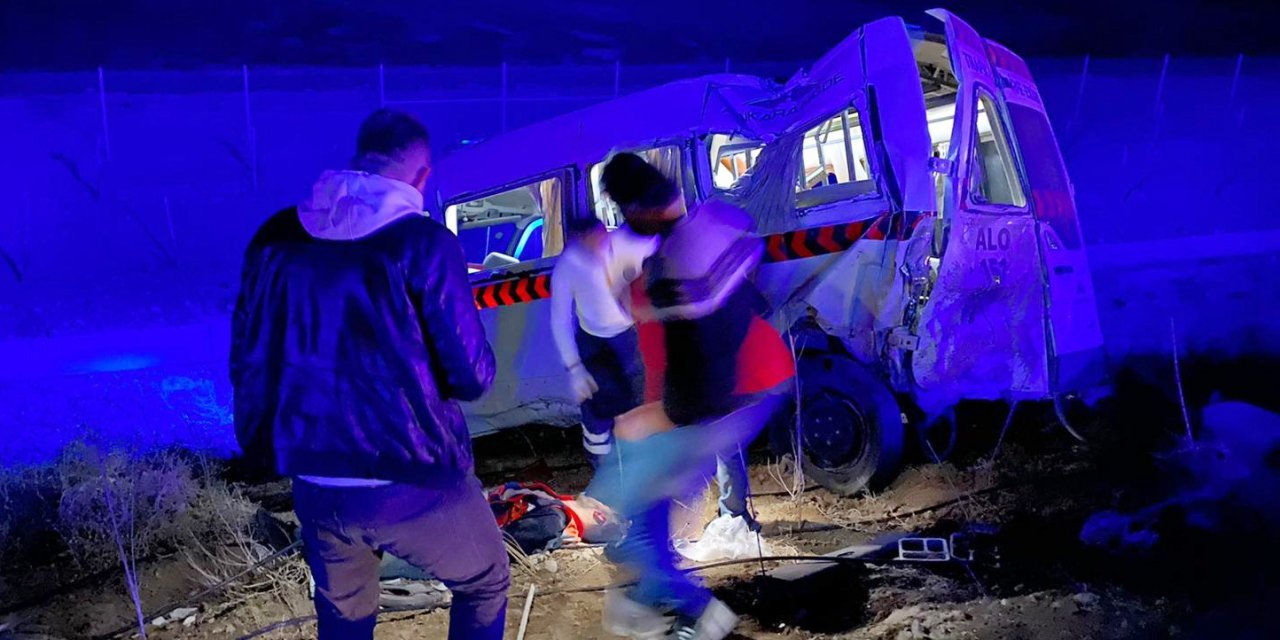Kamyonet trafik devriye minibüsüne çarptı! 1 ölü 1 yaralı