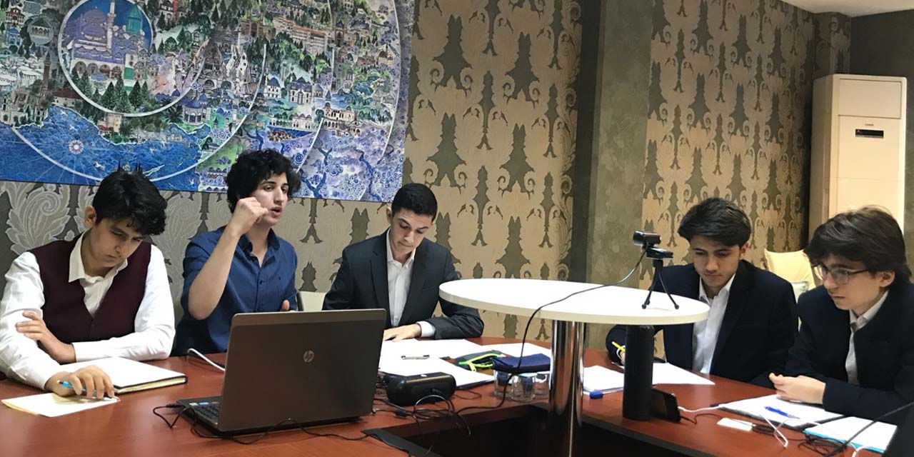Bakan Selçuk'tan Uluslararası Arapça Münazaraları’nda 1’inci olan öğrencilere kutlama