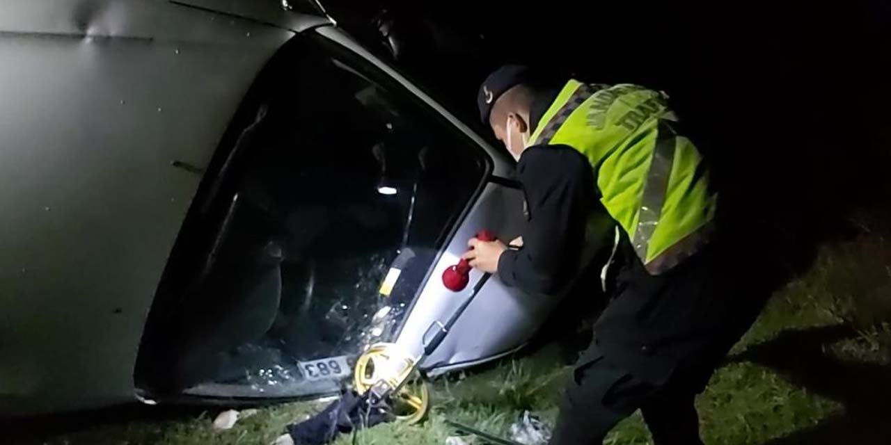 Otomobil taklalar atarak şarampole uçtu! Sürücü ve minik oğlu yaralandı