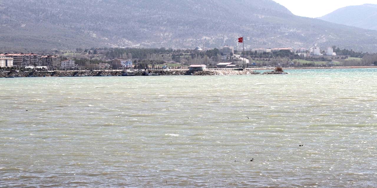 Turkuaz manzarasıyla bilinen Beyşehir Gölü çamur rengine dönüştü