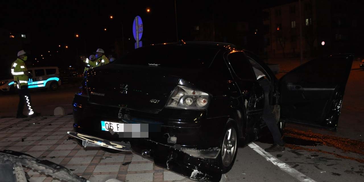 Karaman’da kaza! Çarpışan otomobillerden biri beton dubalarda asılı kaldı